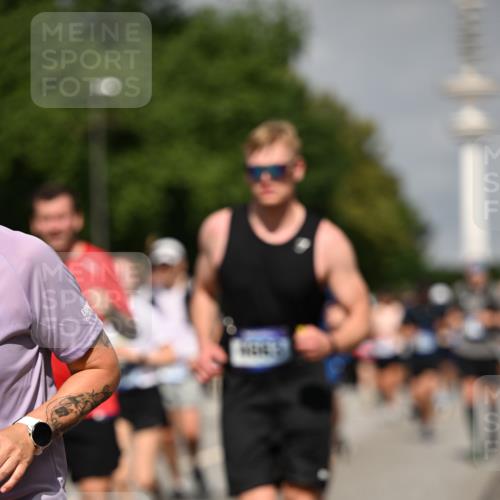 29.06.2025 - hella hamburg halbmarathon Dr. Thomas Lammeyer http://msf.ph/oto/8149570 29.06.2025 10:06:28 Kennedybrücke 1128, 1254, 1432, 1453, 1733, 2322, 2323, 3169, 3780, 3919, 4286, 4663, 4985, 5742, 5763, 6166, 6322, 6708, 6860, 7049, 7243, 8662, 8749, 9020, 9021, 9928, 10539, 10866 meine-sportfotos.de