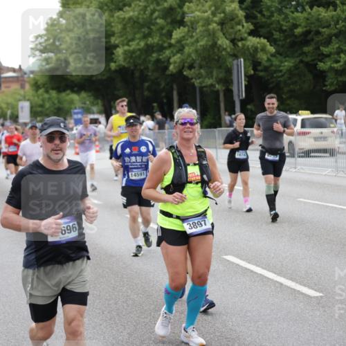 29.06.2025 - hella hamburg halbmarathon Jannik Wohlers http://msf.ph/oto/8149578 29.06.2025 10:50:02 Lombardsbrücke 1259, 1828, 2047, 3203, 3680, 3710, 3805, 3897, 4168, 4961, 5119, 5131, 6680, 7505, 7677, 8299, 8834, 10286, 10744, 11426, 11696, 11716, 12079, 13887, 14102, 14144, 14591, 14940, 15017, 15230, 15467, 15551, 16489, 16593, 16670, 16742, 17790, 18067, 18092, 18483 meine-sportfotos.de
