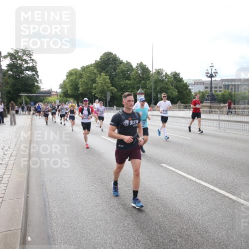 29.06.2025 - hella hamburg halbmarathon Jannik Wohlers http://msf.ph/oto/8149591 29.06.2025 10:19:29 Lombardsbrücke 1110, 1115, 1154, 2405, 2918, 4170, 4539, 5251, 5397, 5878, 6796, 6797, 6872, 6874, 7137, 7248, 7249, 7519, 7808, 7917, 8146, 8427, 10349, 10594, 10622, 11028, 11036, 11999, 12066, 12615, 12618, 12859, 13002, 13611, 13634, 13910, 14428, 14953, 15323, 15423, 15529, 15572, 16016, 16190, 16240, 16322, 16480, 16611, 16886, 17123, 17208, 17853, 18322, 18335, 18371, 18755, 18843 meine-sportfotos.de