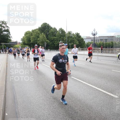 29.06.2025 - hella hamburg halbmarathon Jannik Wohlers http://msf.ph/oto/8149602 29.06.2025 10:19:29 Lombardsbrücke 1110, 1115, 1154, 2405, 2918, 4170, 4539, 5251, 5397, 5878, 6796, 6797, 6872, 6874, 7137, 7248, 7249, 7519, 7808, 7917, 8146, 8427, 10349, 10594, 10622, 11028, 11036, 11999, 12066, 12615, 12618, 12859, 13002, 13611, 13634, 13910, 14428, 14953, 15323, 15423, 15529, 15572, 16016, 16190, 16240, 16322, 16480, 16611, 16886, 17123, 17208, 17853, 18322, 18335, 18371, 18755, 18843 meine-sportfotos.de
