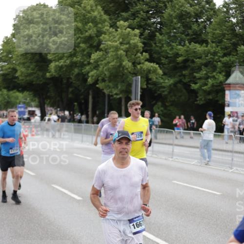 29.06.2025 - hella hamburg halbmarathon Jannik Wohlers http://msf.ph/oto/8149621 29.06.2025 10:50:06 Lombardsbrücke 1259, 1828, 2047, 3203, 3680, 3897, 4642, 4961, 5119, 5131, 7505, 7677, 8299, 8834, 10744, 11696, 13887, 14102, 14591, 15017, 15230, 15416, 15467, 15551, 16489, 16593, 16670, 16742, 17790, 18067, 18092, 18483 meine-sportfotos.de
