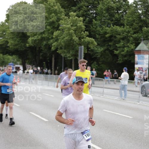 29.06.2025 - hella hamburg halbmarathon Jannik Wohlers http://msf.ph/oto/8149631 29.06.2025 10:50:06 Lombardsbrücke 1259, 1828, 2047, 3203, 3680, 3897, 4642, 4961, 5119, 5131, 7505, 7677, 8299, 8834, 10744, 11696, 13887, 14102, 14591, 15017, 15230, 15416, 15467, 15551, 16489, 16593, 16670, 16742, 17790, 18067, 18092, 18483 meine-sportfotos.de