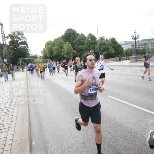 29.06.2025 - hella hamburg halbmarathon Jannik Wohlers http://msf.ph/oto/8149677 29.06.2025 10:19:35 Lombardsbrücke 1110, 1115, 1154, 2064, 2918, 3278, 4539, 4737, 4739, 5397, 6872, 6874, 7137, 7519, 7808, 7917, 8387, 8738, 9196, 10349, 10550, 10622, 10701, 11028, 11036, 12615, 12618, 12859, 13002, 13192, 13634, 13910, 14024, 14425, 14428, 14953, 15423, 15529, 15572, 15948, 16016, 16164, 16190, 16240, 16322, 16480, 16611, 16714, 17076, 17123, 17208, 17454, 17456, 17853, 17913, 18322, 18368, 18648, 18685, 18843 meine-sportfotos.de