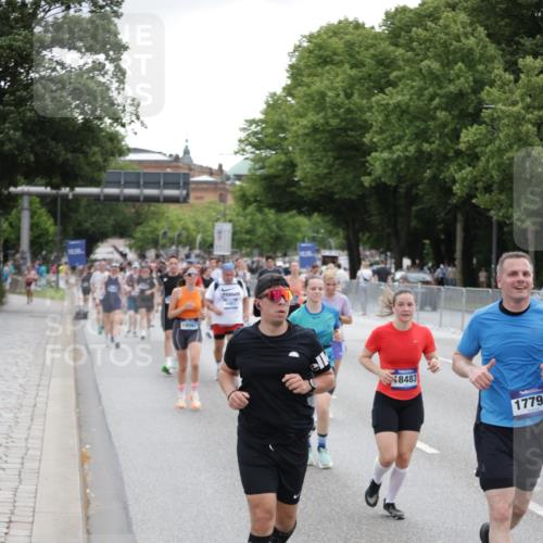 29.06.2025 - hella hamburg halbmarathon Jannik Wohlers http://msf.ph/oto/8149686 29.06.2025 10:50:08 Lombardsbrücke 1259, 1828, 2047, 3203, 3680, 3838, 4642, 4695, 4961, 5131, 7505, 7677, 7938, 8299, 8833, 8834, 9096, 9933, 10744, 11696, 13887, 14102, 14591, 14762, 15017, 15105, 15230, 15416, 15467, 15551, 16489, 16593, 16670, 16742, 17790, 18067, 18092, 18483 meine-sportfotos.de