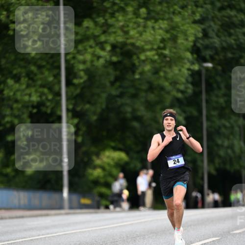 29.06.2025 - hella hamburg halbmarathon Dr. Thomas Lammeyer http://msf.ph/oto/8149689 29.06.2025 09:35:57 Kennedybrücke 24 meine-sportfotos.de