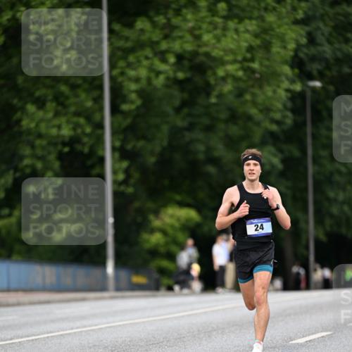 29.06.2025 - hella hamburg halbmarathon Dr. Thomas Lammeyer http://msf.ph/oto/8149693 29.06.2025 09:35:57 Kennedybrücke 24 meine-sportfotos.de