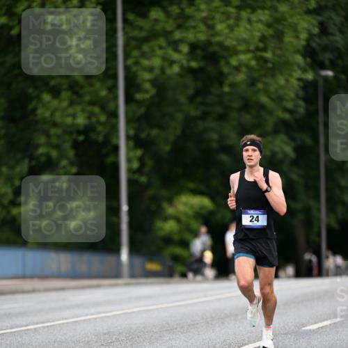 29.06.2025 - hella hamburg halbmarathon Dr. Thomas Lammeyer http://msf.ph/oto/8149698 29.06.2025 09:35:57 Kennedybrücke 24 meine-sportfotos.de