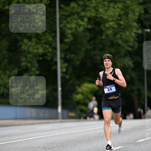 29.06.2025 - hella hamburg halbmarathon Dr. Thomas Lammeyer http://msf.ph/oto/8149702 29.06.2025 09:35:57 Kennedybrücke 24 meine-sportfotos.de