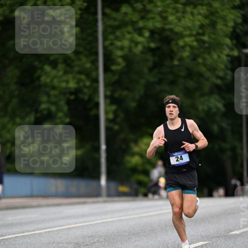 29.06.2025 - hella hamburg halbmarathon Dr. Thomas Lammeyer http://msf.ph/oto/8149707 29.06.2025 09:35:57 Kennedybrücke 24 meine-sportfotos.de