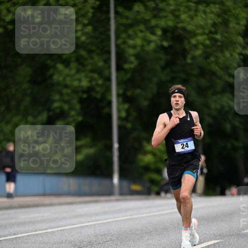 29.06.2025 - hella hamburg halbmarathon Dr. Thomas Lammeyer http://msf.ph/oto/8149710 29.06.2025 09:35:57 Kennedybrücke 24 meine-sportfotos.de