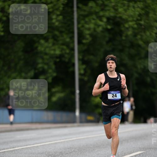 29.06.2025 - hella hamburg halbmarathon Dr. Thomas Lammeyer http://msf.ph/oto/8149714 29.06.2025 09:35:57 Kennedybrücke 24 meine-sportfotos.de