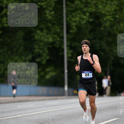 29.06.2025 - hella hamburg halbmarathon Dr. Thomas Lammeyer http://msf.ph/oto/8149717 29.06.2025 09:35:58 Kennedybrücke 24 meine-sportfotos.de
