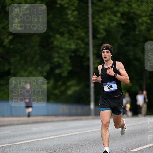 29.06.2025 - hella hamburg halbmarathon Dr. Thomas Lammeyer http://msf.ph/oto/8149722 29.06.2025 09:35:58 Kennedybrücke 24 meine-sportfotos.de