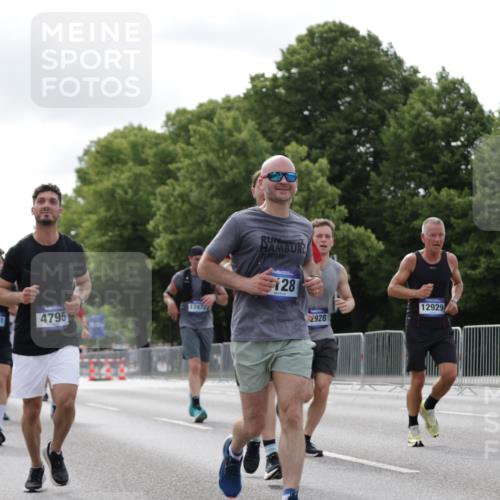 29.06.2025 - hella hamburg halbmarathon Jannik Wohlers http://msf.ph/oto/8149725 29.06.2025 10:13:12 Lombardsbrücke 2055, 2359, 2721, 2904, 2987, 4187, 4795, 4950, 5232, 5546, 5631, 6026, 6717, 6724, 7446, 7447, 7460, 7913, 8279, 9128, 9612, 9631, 10977, 12313, 12797, 12928, 12929, 13331, 13928, 15663, 16491, 17472, 18222, 18231, 19035, 19190 meine-sportfotos.de