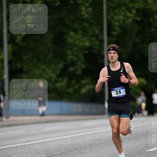 29.06.2025 - hella hamburg halbmarathon Dr. Thomas Lammeyer http://msf.ph/oto/8149726 29.06.2025 09:35:58 Kennedybrücke 24 meine-sportfotos.de