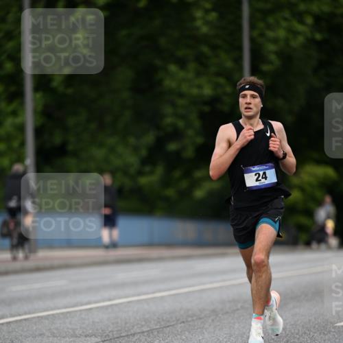 29.06.2025 - hella hamburg halbmarathon Dr. Thomas Lammeyer http://msf.ph/oto/8149730 29.06.2025 09:35:58 Kennedybrücke 24 meine-sportfotos.de