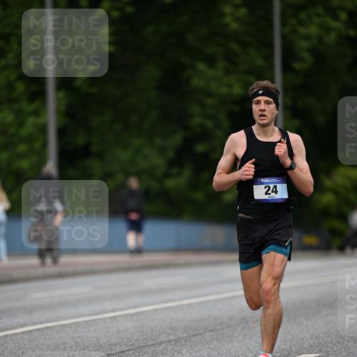 29.06.2025 - hella hamburg halbmarathon Dr. Thomas Lammeyer http://msf.ph/oto/8149735 29.06.2025 09:35:58 Kennedybrücke 24 meine-sportfotos.de