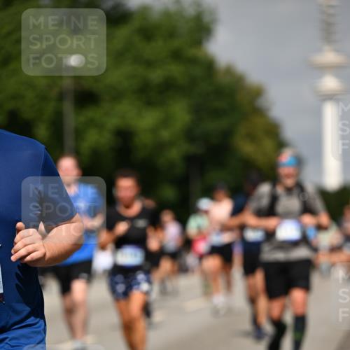29.06.2025 - hella hamburg halbmarathon Dr. Thomas Lammeyer http://msf.ph/oto/8149758 29.06.2025 10:06:31 Kennedybrücke 1128, 1254, 1432, 1453, 1733, 2322, 2323, 2685, 3780, 3919, 4663, 4985, 5742, 5763, 6166, 6322, 6708, 6860, 7049, 7243, 7323, 8662, 8749, 9020, 9021, 9928, 10539, 10866, 11191, 11250 meine-sportfotos.de