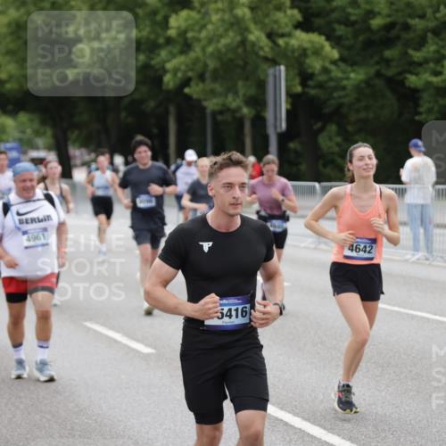29.06.2025 - hella hamburg halbmarathon Jannik Wohlers http://msf.ph/oto/8149788 29.06.2025 10:50:14 Lombardsbrücke 1930, 2200, 3184, 3229, 3647, 3838, 4642, 4695, 4961, 5131, 7133, 7161, 7505, 7938, 8299, 8833, 8834, 9096, 9168, 9933, 10437, 10744, 12392, 12393, 14102, 14762, 15017, 15105, 15416, 15467, 16593, 16742, 17337, 17790, 18067, 18092, 18483 meine-sportfotos.de