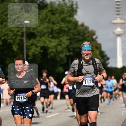 29.06.2025 - hella hamburg halbmarathon Dr. Thomas Lammeyer http://msf.ph/oto/8149792 29.06.2025 10:06:32 Kennedybrücke 1128, 1254, 1432, 1733, 2322, 2323, 2685, 3780, 3919, 4663, 4985, 5742, 5763, 6166, 6295, 6322, 6708, 6860, 7049, 7243, 7323, 8662, 8749, 9020, 9021, 9928, 10539, 10866, 11191, 11250 meine-sportfotos.de