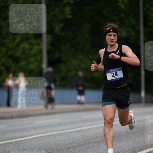29.06.2025 - hella hamburg halbmarathon Dr. Thomas Lammeyer http://msf.ph/oto/8149795 29.06.2025 09:35:58 Kennedybrücke 24 meine-sportfotos.de