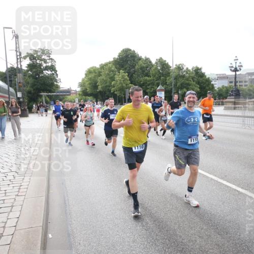 29.06.2025 - hella hamburg halbmarathon Jannik Wohlers http://msf.ph/oto/8149798 29.06.2025 10:19:39 Lombardsbrücke 1110, 1115, 1154, 2064, 3278, 4539, 4585, 4737, 4739, 5397, 5556, 5659, 7137, 7519, 7744, 7808, 8387, 8738, 9196, 10550, 10622, 10701, 11028, 11036, 13002, 13192, 13634, 13910, 14024, 14425, 14428, 15529, 15572, 15619, 15948, 16016, 16164, 16240, 16322, 16480, 16611, 16714, 16991, 17076, 17123, 17208, 17454, 17456, 17853, 17913, 18114, 18368, 18648, 18685 meine-sportfotos.de