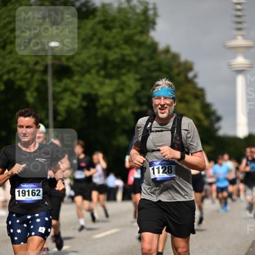 29.06.2025 - hella hamburg halbmarathon Dr. Thomas Lammeyer http://msf.ph/oto/8149807 29.06.2025 10:06:33 Kennedybrücke 1128, 1254, 1432, 1733, 2322, 2323, 2685, 3780, 3919, 4663, 4985, 5742, 5763, 6166, 6295, 6322, 6708, 6860, 7049, 7243, 7323, 8662, 8749, 9020, 9021, 9928, 10539, 10866, 11191, 11250 meine-sportfotos.de