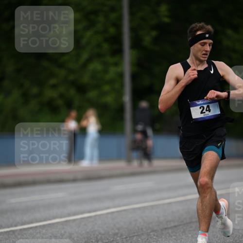 29.06.2025 - hella hamburg halbmarathon Dr. Thomas Lammeyer http://msf.ph/oto/8149812 29.06.2025 09:35:59 Kennedybrücke 24 meine-sportfotos.de