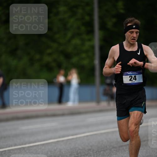 29.06.2025 - hella hamburg halbmarathon Dr. Thomas Lammeyer http://msf.ph/oto/8149815 29.06.2025 09:35:59 Kennedybrücke 24 meine-sportfotos.de