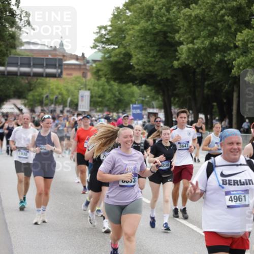 29.06.2025 - hella hamburg halbmarathon Jannik Wohlers http://msf.ph/oto/8149817 29.06.2025 10:50:16 Lombardsbrücke 1930, 2200, 3184, 3229, 3647, 3838, 4642, 4695, 4961, 5131, 6178, 7133, 7161, 7505, 7938, 8299, 8833, 8834, 9096, 9168, 9933, 10437, 10744, 12392, 12393, 14762, 15017, 15105, 15416, 15467, 16593, 17337, 17648, 17790, 18067, 18092, 18483 meine-sportfotos.de