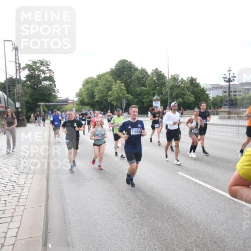 29.06.2025 - hella hamburg halbmarathon Jannik Wohlers http://msf.ph/oto/8149826 29.06.2025 10:19:40 Lombardsbrücke 1110, 1115, 1154, 2064, 3278, 4539, 4585, 4737, 4739, 5397, 5556, 5659, 7137, 7519, 7744, 7808, 8387, 8738, 9196, 10550, 10622, 10701, 11028, 11036, 13002, 13192, 13634, 13910, 14024, 14425, 14564, 15529, 15572, 15619, 15948, 16016, 16164, 16240, 16322, 16480, 16611, 16714, 16991, 17076, 17123, 17208, 17454, 17456, 17853, 17913, 18114, 18368, 18648, 18685 meine-sportfotos.de