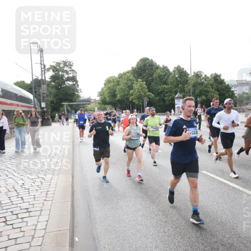 29.06.2025 - hella hamburg halbmarathon Jannik Wohlers http://msf.ph/oto/8149841 29.06.2025 10:19:40 Lombardsbrücke 1110, 1115, 1154, 2064, 3278, 4539, 4585, 4737, 4739, 5397, 5556, 5659, 7137, 7519, 7744, 7808, 8387, 8738, 9196, 10550, 10622, 10701, 11028, 11036, 13002, 13192, 13634, 13910, 14024, 14425, 14564, 15529, 15572, 15619, 15948, 16016, 16164, 16240, 16322, 16480, 16611, 16714, 16991, 17076, 17123, 17208, 17454, 17456, 17853, 17913, 18114, 18368, 18648, 18685 meine-sportfotos.de