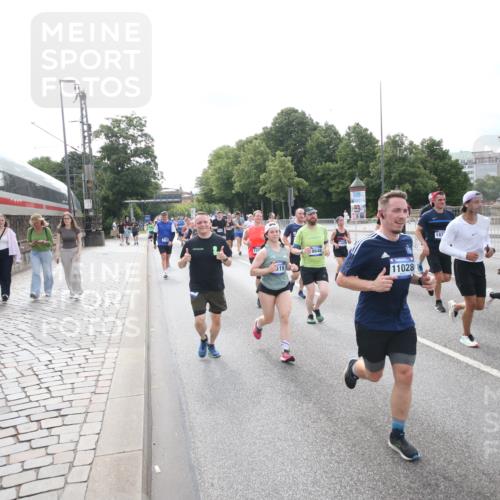 29.06.2025 - hella hamburg halbmarathon Jannik Wohlers http://msf.ph/oto/8149849 29.06.2025 10:19:40 Lombardsbrücke 1110, 1115, 1154, 2064, 3278, 4539, 4585, 4737, 4739, 5397, 5556, 5659, 7137, 7519, 7744, 7808, 8387, 8738, 9196, 10550, 10622, 10701, 11028, 11036, 13002, 13192, 13634, 13910, 14024, 14425, 14564, 15529, 15572, 15619, 15948, 16016, 16164, 16240, 16322, 16480, 16611, 16714, 16991, 17076, 17123, 17208, 17454, 17456, 17853, 17913, 18114, 18368, 18648, 18685 meine-sportfotos.de