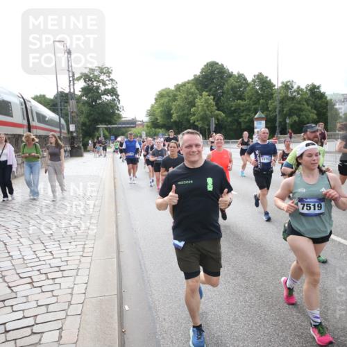 29.06.2025 - hella hamburg halbmarathon Jannik Wohlers http://msf.ph/oto/8149885 29.06.2025 10:19:41 Lombardsbrücke 1110, 1115, 1154, 2064, 3278, 4539, 4585, 4737, 4739, 5397, 5556, 5659, 5811, 5812, 7137, 7519, 7744, 7808, 8387, 8738, 9196, 9735, 10550, 10622, 10701, 11028, 11036, 13002, 13192, 13634, 13910, 14024, 14425, 14564, 15529, 15572, 15619, 15948, 16016, 16164, 16240, 16322, 16480, 16611, 16714, 16991, 17076, 17123, 17208, 17454, 17456, 17853, 17913, 18114, 18368, 18648, 18685 meine-sportfotos.de