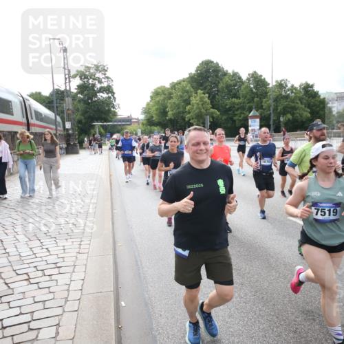 29.06.2025 - hella hamburg halbmarathon Jannik Wohlers http://msf.ph/oto/8149890 29.06.2025 10:19:41 Lombardsbrücke 1110, 1115, 1154, 2064, 3278, 4539, 4585, 4737, 4739, 5397, 5556, 5659, 5811, 5812, 7137, 7519, 7744, 7808, 8387, 8738, 9196, 9735, 10550, 10622, 10701, 11028, 11036, 13002, 13192, 13634, 13910, 14024, 14425, 14564, 15529, 15572, 15619, 15948, 16016, 16164, 16240, 16322, 16480, 16611, 16714, 16991, 17076, 17123, 17208, 17454, 17456, 17853, 17913, 18114, 18368, 18648, 18685 meine-sportfotos.de