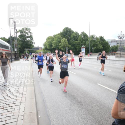 29.06.2025 - hella hamburg halbmarathon Jannik Wohlers http://msf.ph/oto/8149922 29.06.2025 10:19:43 Lombardsbrücke 1110, 1115, 2064, 3278, 3842, 4539, 4585, 4614, 4737, 4739, 5397, 5556, 5659, 5811, 5812, 7137, 7519, 7739, 7744, 7808, 8387, 8462, 8738, 9196, 9735, 10550, 10595, 10622, 10701, 11028, 13002, 13192, 13634, 13910, 14014, 14024, 14425, 14564, 15529, 15572, 15619, 15948, 16164, 16322, 16480, 16611, 16714, 16991, 17076, 17123, 17454, 17456, 17913, 18114, 18368, 18648, 18685 meine-sportfotos.de