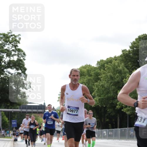 29.06.2025 - hella hamburg halbmarathon Jannik Wohlers http://msf.ph/oto/8149924 29.06.2025 10:13:20 Lombardsbrücke 1131, 1480, 2055, 2359, 2721, 2904, 2987, 4001, 4795, 5232, 5631, 5719, 6026, 6717, 6724, 7462, 7913, 8279, 8673, 9128, 9631, 10977, 11441, 12313, 12797, 12928, 12929, 15085, 15663, 15721, 15722, 16491, 17472, 18231, 19190 meine-sportfotos.de