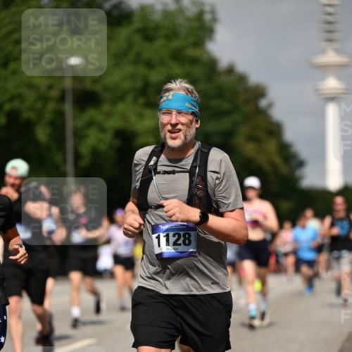 29.06.2025 - hella hamburg halbmarathon Dr. Thomas Lammeyer http://msf.ph/oto/8149948 29.06.2025 10:06:33 Kennedybrücke 1128, 1254, 1432, 1733, 2322, 2323, 2685, 3780, 3919, 4663, 4985, 5742, 5763, 6166, 6295, 6322, 6708, 6860, 7049, 7243, 7323, 8662, 8749, 9020, 9021, 9928, 10539, 10866, 11191, 11250 meine-sportfotos.de