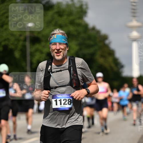 29.06.2025 - hella hamburg halbmarathon Dr. Thomas Lammeyer http://msf.ph/oto/8149956 29.06.2025 10:06:34 Kennedybrücke 1128, 1254, 1432, 1733, 2322, 2323, 2685, 3780, 3919, 4663, 4985, 5742, 5763, 6166, 6295, 6322, 6708, 6860, 7049, 7243, 7323, 8364, 8662, 8749, 9020, 9021, 9928, 10295, 10539, 10866, 11191, 11250 meine-sportfotos.de
