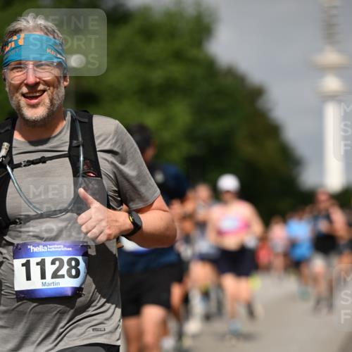 29.06.2025 - hella hamburg halbmarathon Dr. Thomas Lammeyer http://msf.ph/oto/8149969 29.06.2025 10:06:34 Kennedybrücke 1128, 1254, 1432, 1733, 2322, 2323, 2685, 3780, 3919, 4663, 4985, 5742, 5763, 6166, 6295, 6322, 6708, 6860, 7049, 7243, 7323, 8364, 8662, 8749, 9020, 9021, 9928, 10295, 10539, 10866, 11191, 11250 meine-sportfotos.de