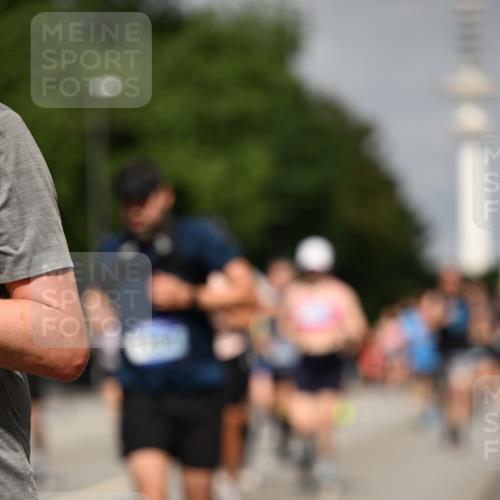 29.06.2025 - hella hamburg halbmarathon Dr. Thomas Lammeyer http://msf.ph/oto/8149985 29.06.2025 10:06:35 Kennedybrücke 1128, 1254, 1432, 1733, 2142, 2322, 2323, 2685, 3780, 3919, 4663, 4985, 5742, 5763, 6166, 6295, 6708, 6860, 7049, 7243, 7323, 8364, 8662, 8749, 9020, 9021, 9928, 10295, 10539, 10866, 11191, 11250 meine-sportfotos.de