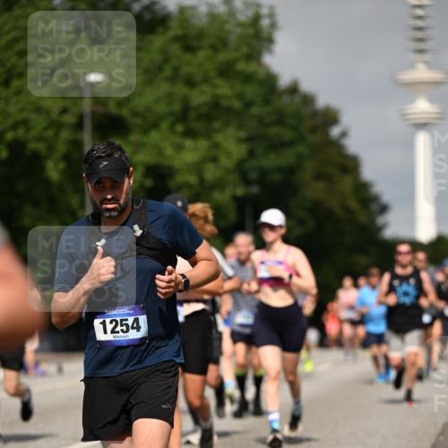29.06.2025 - hella hamburg halbmarathon Dr. Thomas Lammeyer http://msf.ph/oto/8149988 29.06.2025 10:06:35 Kennedybrücke 1128, 1254, 1432, 1733, 2142, 2322, 2323, 2685, 3780, 3919, 4663, 4985, 5742, 5763, 6166, 6295, 6708, 6860, 7049, 7243, 7323, 8364, 8662, 8749, 9020, 9021, 9928, 10295, 10539, 10866, 11191, 11250 meine-sportfotos.de