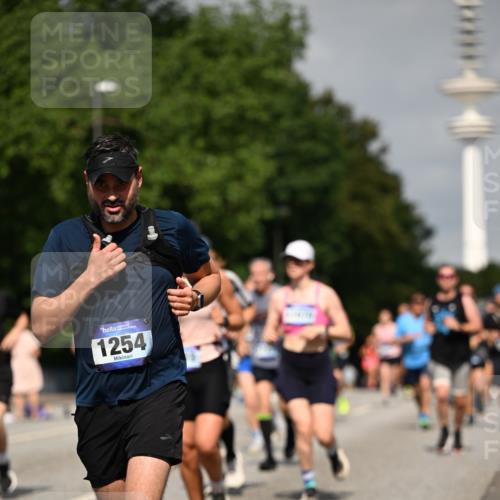 29.06.2025 - hella hamburg halbmarathon Dr. Thomas Lammeyer http://msf.ph/oto/8149993 29.06.2025 10:06:35 Kennedybrücke 1128, 1254, 1432, 1733, 2142, 2322, 2323, 2685, 3780, 3919, 4663, 4985, 5742, 5763, 6166, 6295, 6708, 6860, 7049, 7243, 7323, 8364, 8662, 8749, 9020, 9021, 9928, 10295, 10539, 10866, 11191, 11250 meine-sportfotos.de