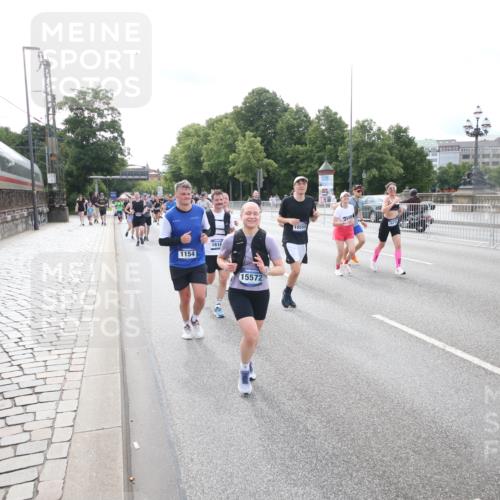 29.06.2025 - hella hamburg halbmarathon Jannik Wohlers http://msf.ph/oto/8149996 29.06.2025 10:19:44 Lombardsbrücke 1110, 1115, 2064, 3278, 3434, 3842, 4539, 4585, 4614, 4737, 4739, 5397, 5556, 5659, 5811, 5812, 7101, 7519, 7739, 7744, 7808, 8387, 8462, 8738, 9136, 9196, 9735, 10414, 10550, 10595, 10622, 10701, 10754, 11028, 13002, 13192, 13634, 13910, 14014, 14024, 14425, 14564, 15529, 15572, 15619, 15948, 16164, 16322, 16714, 16991, 17076, 17454, 17456, 17913, 18114, 18368, 18648, 18685 meine-sportfotos.de