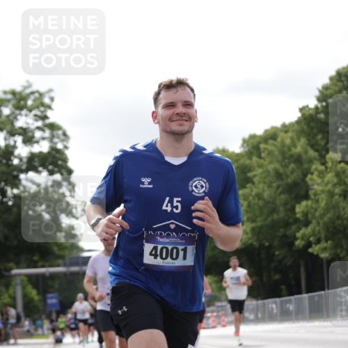 29.06.2025 - hella hamburg halbmarathon Jannik Wohlers http://msf.ph/oto/8150007 29.06.2025 10:13:25 Lombardsbrücke 1131, 1480, 2359, 2721, 2904, 2987, 4001, 5232, 5631, 5719, 6026, 6710, 7462, 7913, 8673, 9128, 9631, 10442, 10443, 10977, 11441, 12313, 12797, 12928, 12929, 15085, 15482, 15721, 15722, 16491, 17472, 17985, 19190 meine-sportfotos.de