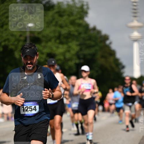 29.06.2025 - hella hamburg halbmarathon Dr. Thomas Lammeyer http://msf.ph/oto/8150010 29.06.2025 10:06:35 Kennedybrücke 1128, 1254, 1432, 1733, 2142, 2322, 2323, 2685, 3780, 3919, 4663, 4985, 5742, 5763, 6166, 6295, 6708, 6860, 7049, 7243, 7323, 8364, 8662, 8749, 9020, 9021, 9928, 10295, 10539, 10866, 11191, 11250 meine-sportfotos.de