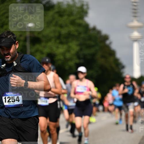 29.06.2025 - hella hamburg halbmarathon Dr. Thomas Lammeyer http://msf.ph/oto/8150017 29.06.2025 10:06:35 Kennedybrücke 1128, 1254, 1432, 1733, 2142, 2322, 2323, 2685, 3780, 3919, 4663, 4985, 5742, 5763, 6166, 6295, 6708, 6860, 7049, 7243, 7323, 8364, 8662, 8749, 9020, 9021, 9928, 10295, 10539, 10866, 11191, 11250 meine-sportfotos.de
