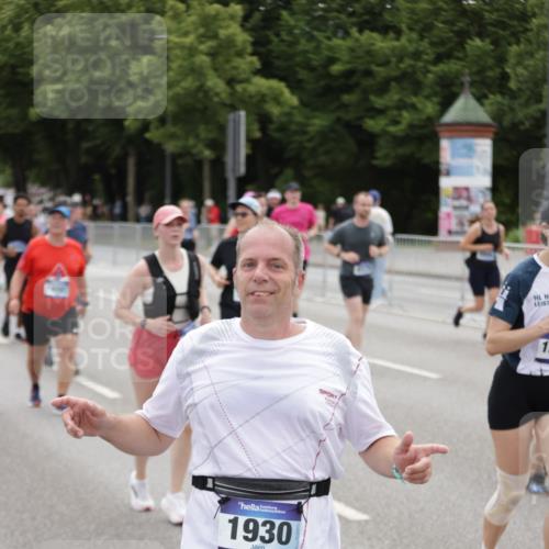 29.06.2025 - hella hamburg halbmarathon Jannik Wohlers http://msf.ph/oto/8150018 29.06.2025 10:50:23 Lombardsbrücke 1129, 1208, 1930, 2200, 2358, 3184, 3229, 3647, 3838, 4642, 4695, 4771, 4848, 6178, 7133, 7141, 7161, 7938, 8200, 8779, 8833, 8986, 9096, 9168, 9933, 10029, 10437, 10552, 10614, 10636, 11577, 12392, 12393, 12800, 13468, 13981, 14010, 14534, 14640, 14762, 14767, 14773, 15017, 15105, 15416, 16500, 16501, 16553, 16904, 17337, 17648, 17735, 18067 meine-sportfotos.de
