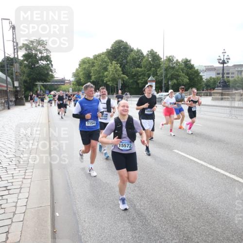 29.06.2025 - hella hamburg halbmarathon Jannik Wohlers http://msf.ph/oto/8150019 29.06.2025 10:19:44 Lombardsbrücke 1110, 1115, 2064, 3278, 3434, 3842, 4539, 4585, 4614, 4737, 4739, 5397, 5556, 5659, 5811, 5812, 7101, 7519, 7739, 7744, 7808, 8387, 8462, 8738, 9136, 9196, 9735, 10414, 10550, 10595, 10622, 10701, 10754, 11028, 13002, 13192, 13634, 13910, 14014, 14024, 14425, 14564, 15529, 15572, 15619, 15948, 16164, 16322, 16714, 16991, 17076, 17454, 17456, 17913, 18114, 18368, 18648, 18685 meine-sportfotos.de
