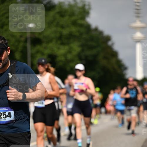 29.06.2025 - hella hamburg halbmarathon Dr. Thomas Lammeyer http://msf.ph/oto/8150022 29.06.2025 10:06:35 Kennedybrücke 1128, 1254, 1432, 1733, 2142, 2322, 2323, 2685, 3780, 3919, 4663, 4985, 5742, 5763, 6166, 6295, 6708, 6860, 7049, 7243, 7323, 8364, 8662, 8749, 9020, 9021, 9928, 10295, 10539, 10866, 11191, 11250 meine-sportfotos.de